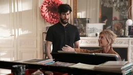 ONE TENOR - EINE STIMME, ZWEI WELTEN, am Samstag (17.10.2026) um 20:15 Uhr.  Antoine Zerkaoui als MB14 (Mohamed Belkhir, l.) und Madame Loyseau (Mich&egrave;le Laroque, r.)
