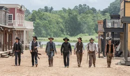 In Rose Creek sto&szlig;en die "glorreichen Sieben" (v.l.n.r. Lee Byung-hun, Manuel Garcia-Rulfo, Ethan Hawke, Denzel Washington, Chris Pratt, Vincent D'Onofrio, Martin Sensmeier) auf ihre Gegner.