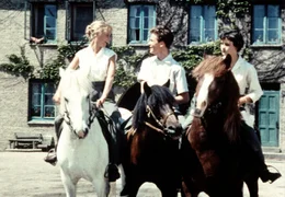 Dalli (Heidi Br&uuml;hl, li.), Ethelbert (Mathias Fuchs) und Dick (Angelika Meissner, re.) auf dem Weg in die Stadt.