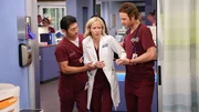 Chicago Med Staffel 8 Folge 1 Schw&auml;cheanfall: Brian Tee als Dr. Ethan Choi, Jessy Schram als Dr. Hannah Asher, Nick Gehlfuss als Dr. Will Halstead  Copyright: SRF/NBC Universal