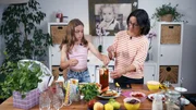 Hausbesuch von Silja Schäfer: Die Ernährungsmedizinerin zeigt Enie, wie sie gesunden Eistee selber machen kann, mit Melone und Minze oder mit Apfel und Melisse. Hausbesuch von Silja Schäfer: Die Ernährungsmedizinerin zeigt Enie, wie sie gesunden Eistee selber machen kann, mit Melone und Minze oder mit Apfel und Melisse.