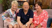 Doris Reichenauer, Bademeister Schaluppke und Petra Binder sitzen auf der Couch.