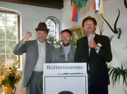 NDR Fernsehen NEUES AUS B&Uuml;TTENWARDER, "Bildungsschock". Das B&uuml;ttenwarder Quiz-Team mit Brakelmann (Jan Fedder), T&ouml;nnsen (Peter-Heirnich Brix) und Kuno (Sven Walser) schl&auml;gt sich tapfer.