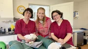 Von links: Edith, Nina und Diana k&uuml;mmern sich um Kaninchen Monty. Der kleine Hoppler bekommt eine Narkose, damit seine Z&auml;hne untersucht werden k&ouml;nnen. (Edith Biel, Nina Ploghaus, Diana Ruf).