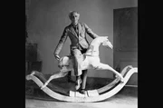 Max Ernst, Meister des Surrealismus, mit Schaukelpferd (1937)