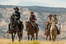 Emma (Haley Bennett) und ihr Bekannter Teddy (Luke Grimes, 2.v.r.) haben Chisholm (Denzel Washington, l.) und Farraday (Chris Pratt, M.) sowie f&uuml;nf weitere M&auml;nner angeheuert, um ihren Heimatort vom B&ouml;sen zu befreien.