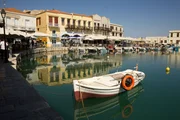Der malerische Hafen von Rethymno, der drittgr&ouml;&szlig;ten Stadt Kretas im Norden der Insel.