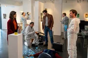 Wer hat den Galerieassistenten mit einer Glasskulptur erschlagen? Die Kriminalkommissare Lea Gomez (Jasmin Gassmann) und Jo Stoll (Peter Ketnath) sowie der Leiter der KTU Jan Arnaud (Mike Zaka Sommerfeldt) und der Rechtsmediziner Dr. Benedikt Förster (Florian Wünsche) untersuchen den Tatort in der Kunstgalerie. Wer hat den Galerieassistenten mit einer Glasskulptur erschlagen? Die Kriminalkommissare Lea Gomez (Jasmin Gassmann) und Jo Stoll (Peter Ketnath) sowie der Leiter der KTU Jan Arnaud (Mike Zaka Sommerfeldt) und der Rechtsmediziner Dr. Benedikt Förster (Florian Wünsche) untersuchen den Tatort in der Kunstgalerie.