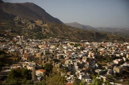 Das Dorf Krousonas liegt rund 40 Kilometer von Heraklion entfernt. Von hier stammt ein Teil von Eleannas Familie. Es ist ein typisches kretisches Dorf mit rund 2800 Einwohnern und wenig Tourismus.