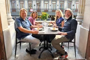 Bj&ouml;rn Freitag und Tamina Kallert beim Mittagessen in Br&uuml;ssel: Gemeinsam mit Gastgeberin Bettina und Spitzenkoch Glen Ramaekers genie&szlig;en sie feine K&uuml;che im &ldquo;The Brasserie&rdquo; in der historischen B&ouml;rse.