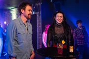 Tina (Anita Eichhorn) verbringt einen entspannten Abend mit Charly (Nils Kreutinger) im WhyNot.