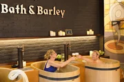 Spa mal anders: Bj&ouml;rn Freitag und Tamina Kallert entspannen im traditionellen Bierbad im Bier-Spa &ldquo;Bath & Barley&rdquo; in Br&uuml;ssel &ndash; frisch gezapftes Bier inklusive.