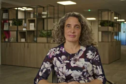 Kerry Smith ist seit 2025 Chief Executive Officer der Internet Watch Foundation (IWF). Sie warnt wiederholt davor, dass KI-generierte Darstellungen sexualisierter Gewalt an Kindern keine hypothetische Bedrohung, sondern eine &bdquo;aktuelle und sich beschleunigende Krise&ldquo; seien, da die Zahl solcher F&auml;lle innerhalb kurzer Zeit massiv angestiegen ist. Smith betont, dass KI-Tools es erm&ouml;glichen, &Uuml;berlebende &bdquo;mit nur wenigen Klicks&ldquo; erneut zu Opfern zu machen und potenziell unbegrenzt viele fotorealistische Missbrauchsbilder zu erzeugen, weshalb sie strengere Gesetze und Sicherheitsauflagen f&uuml;r KI-Systeme fordert.
