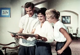 Dick (Angelika Meissner, Mitte), Ethelbert (Mathias Fuchs) und Dalli (Heidi Br&uuml;hl) freuen sich &uuml;ber den gelungenen Prospekt.