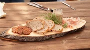 Bei Annika Ahlers-Vincke auf dem Vinckehof in Everswinkel. Gru&szlig; aus der K&uuml;che: hauchd&uuml;nn geschnittener Schinken, Schmalz und Chorizo mit Sauerteigbrot.