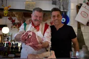 Gino D'Acampo (r.) zeigt eine andere Seite der viel besuchten Region Toskana, die von mittelalterlichem Erbe und kulinarischen Br&auml;uchen gepr&auml;gt ist.