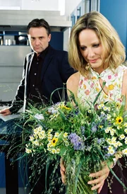 Karl (Bernhard Schir, l.) ist verwundert, dass seine Frau den Fr&uuml;hst&uuml;ckstisch deckt - Katharina (Ann-Kathrin Kramer, r.) ahnt nicht, dass Karl schon seit Jahren nicht fr&uuml;hst&uuml;ckt.