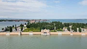 Blick von der Lagune auf die Friedhofsinsel von Venedig.