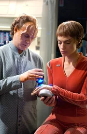 L-R: Dr. Phlox (John Billingsley), Commander T'Pol (Jolene Blalock)
