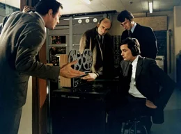 Kommissar Edouard Coleman (Alain Delon, re.) und seine Assistenten h&ouml;ren das Telefon eines Rauschgiftschmugglers ab.
