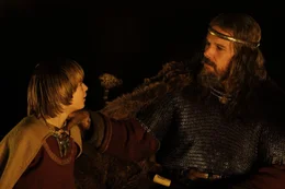 The Northman Vater und Sohn: Oscar Novak als junger Amleth, Ethan Hawke als K&ouml;nig Aurvandil  Copyright: SRF/2022 Focus Features, LLC/Regency Entertainment (USA), Inc./Aidan Monaghan