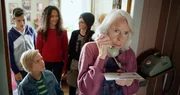 TRIO hilft der alten Dame, sich gegen den Immobilienmakler zur Wehr zu setzen. TRIO hilft der alten Dame, sich gegen den Immobilienmakler zur Wehr zu setzen.