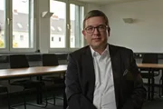 Markus Hartmann ist Leitender Oberstaatsanwalt bei der Generalstaatsanwaltschaft K&ouml;ln und seit 2016 Leiter der Zentral- und Ansprechstelle Cybercrime Nordrhein-Westfalen (ZAC NRW). Die ZAC NRW f&uuml;hrt besonders bedeutsame Cybercrime-Verfahren und ist zentrale Anlaufstelle f&uuml;r Grundsatzfragen der Cyberkriminalit&auml;t f&uuml;r Staatsanwaltschaften und Polizeibeh&ouml;rden in NRW und dar&uuml;ber hinaus. KI-generierte Abbildungen von sexualisierter Gewalt an Kindern spielen f&uuml;r die Strafverfolger bislang eine eher kleine Rolle. Dennoch besteht die Sorge, dass die Auswertung dieser Bilder wertvolle Ressourcen binden k&ouml;nnte &ndash; weil Ermittler und Strafverfolger nicht wissen, ob sie ein echten Kind sehen, das aus seiner Lage befreit werden muss, oder es k&uuml;nstlich generiert ist und keine Gefahrensituation f&uuml;r ein reales Kind besteht.