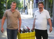 Tr&ouml;delexperte Otto Schulte (li.) und Harald misten aus..TrĂ&para;delexperte Otto Schulte (li.) und Harald misten aus..