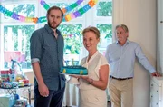 Familie Fellner (v.l. Wolf Danny Homann, Jessica Kosmalla und Max Herbrechter) wollen den Geburtstag von Baby Ben feiern. Familie Fellner (v.l. Wolf Danny Homann, Jessica Kosmalla und Max Herbrechter) wollen den Geburtstag von Baby Ben feiern.