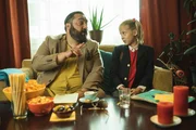 Carlo (Kailas Mahadevan, links) erkl&auml;rt Lucy (Valerie/Violetta Arnemann, rechts), dass sie nicht alles glauben soll, was er sagt.