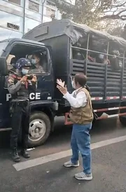 Protest auf den Stra&szlig;en in Myanmar: Handyaufnahmen von B&uuml;rgerjournalistinnen und -journalisten dokumentieren die Grausamkeiten des myanmarischen Milit&auml;rs.