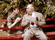 Ethelbert (Matthias Fuchs, li.) will seinen reichen Onkel Pankraz (Hans Nielsen) &uuml;berreden, den finanziell angeschlagenen Immenhof zu retten.