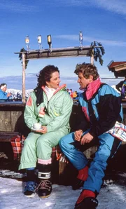 Horst Brandner (Erwin Ebenbauer) nutzt seinen Job als Ski-Trainer f&uuml;r amour&ouml;se Abenteuer; hier mit Doris (Marion Mathoi).