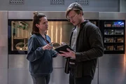 Emma (Emily Cox) und Georg (Golo Euler) scheuen keine Nachtschicht, damit die neu entwickelte Therapie-App noch besser wird und die Arbeit mit den Patientinnen geschickt optimiert werden kann.