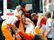 Hannes (Jan Fedder, Mitte), seine Dauerverlobte Isolde (Ulrike Grote, 2.v.li.) und seine beiden Kollegen Stav (Badasar Calbiyik) und Sigi (Henning Peker, li.) haben Annika (Anja Knauer) im M&uuml;llwagen zur Hochzeit kutschiert, nun muss sie nur noch die falsche Braut ausstechen.