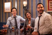 Spass nach der Arbeit, v.li.: Deniz Akdeniz als Lev Osman, Javicia Leslie als Daphne Forrester, Daniel Sunjata als Adam Karadec