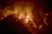 Ein Bergr&uuml;cken in Andalusien steht nachts in Flammen. Allerdings geh&ouml;ren Waldbr&auml;nde hier zum nat&uuml;rlichen Rhythmus der Erneuerung.