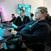 Christopher Heine (r) und Daniel Ewers (Uni Magdeburg / Bereich Soziologie). Daniel hat f&uuml;r die Studie &bdquo;Digitalisierung: Chancen oder Risiko f&uuml;r Einsamkeit&ldquo; Christopher zu seiner Einsamkeit befragt. Das Gef&uuml;hl einsam zu sein, ist dem jungen Wissenschaftler selbst auch nicht fremd.