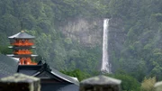 Der über 120 Meter hohe Wasserfall ist das Heiligtum des Nachi Schreins. Der über 120 Meter hohe Wasserfall ist das Heiligtum des Nachi Schreins.