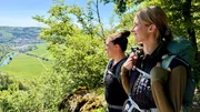 Diana Beckmann (links) und Sarah Meyer-H&uuml;bner (rechts) stellen unterschiedliche Wanderwege in Baden-W&uuml;rttemberg vor: vom genussvollen Lebk&uuml;chlerweg, &uuml;ber einen informativen Waldspaziergang im Schw&auml;bischen Wald bis zur anspruchsvollen Mehrtages-Tour, dem Donauberglandweg.