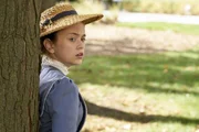 Die Geschwister Marilla und Matthew Cuthbert entscheiden sich dafür, einen Waisenjungen zu adoptieren, der ihnen bei der Arbeit auf ihrer Farm "Green Gables" helfen soll. Doch als Matthew mit seiner Kutsche am Bahnhof vorfährt, um den Jungen abzuholen, wartet dort Anne Shirley auf ihn. Während der Kutschfahrt redet sich das fantasievolle rothaarige Mädchen sofort in Matthews Herz. Die Geschwister Marilla und Matthew Cuthbert entscheiden sich dafür, einen Waisenjungen zu adoptieren, der ihnen bei der Arbeit auf ihrer Farm "Green Gables" helfen soll. Doch als Matthew mit seiner Kutsche am Bahnhof vorfährt, um den Jungen abzuholen, wartet dort Anne Shirley auf ihn. Während der Kutschfahrt redet sich das fantasievolle rothaarige Mädchen sofort in Matthews Herz.