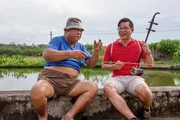 Meine fremde Heimat  China Yancey (r.) &uuml;bt auf dem traditionellem Instrument "Erhu" 2020