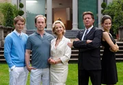 M&uuml;llmann Hannes Schmitz' (Jan Fedder, 2.v.re.) Tochter Annika (Anja Knauer, re.) hat sich in Alexander (Patrick G&uuml;ldenberg, li.) verliebt, Sohn des Million&auml;rsehepaars Verena (Mareike Carriere) und Moritz von Wrede (Ulrich Noethen).