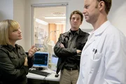 "Soko Kitzbühel", "Intensivstation." Zwei Intensivpatienten werden Opfer eines Messerstechers. Während der eine, der Lehrer Walter Dressler, den Anschlag nicht überlebt, kann der zweite, Rudolf Ebner, durch eine Notoperation gerettet werden. Für die SOKO stellt sich angesichts des außergewöhnlichen Sachverhaltes die Frage: Handelt es sich bei dem Täter um einen Psychopathen oder wurde das Attentat bewusst so ausgeführt, um das eigentliche Ziel und die Motive des Anschlages zu verschleiern? Im Bild (v.li.): Kristina Sprenger (Karin Kofler), Andreas Kiendl (Klaus Lechner), Thomas Gassner (Dr. Guber). "Soko Kitzbühel", "Intensivstation." Zwei Intensivpatienten werden Opfer eines Messerstechers. Während der eine, der Lehrer Walter Dressler, den Anschlag nicht überlebt, kann der zweite, Rudolf Ebner, durch eine Notoperation gerettet werden. Für die SOKO stellt sich angesichts des außergewöhnlichen Sachverhaltes die Frage: Handelt es sich bei dem Täter um einen Psychopathen oder wurde das Attentat bewusst so ausgeführt, um das eigentliche Ziel und die Motive des Anschlages zu verschleiern? Im Bild (v.li.): Kristina Sprenger (Karin Kofler), Andreas Kiendl (Klaus Lechner), Thomas Gassner (Dr. Guber).