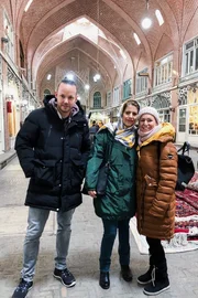 Meine fremde Heimat Iran Sima und Remo Diethelm unterwegs am Bazar von T&auml;bris mit ihrer Cousine.