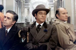 Kommissar Edward Coleman (Alain Delon, Mi.) und seine Assistenten f&uuml;hren die Ermittlungen.