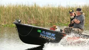 Dusty Crum (l.), Jay Starr (r.) und Riley der Hund auf dem Boot.