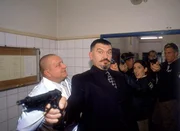 (v.li.): Udo Kroschwald (Lutz Koslowski), Gennady Vengerov (Maxim Oblomov), Christoph Hagen Dittmann (M&uuml;ller), Adele Neuhauser (Hauptkommissarin Barbara Finke), Volker B&uuml;dts (Bruno B&ouml;hring).