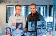 Lars (Ingo Naujoks, l.) und Finn (Sven Martinek, r.) gehen noch einmal alle Hinweise durch. Lars (Ingo Naujoks, l.) und Finn (Sven Martinek, r.) gehen noch einmal alle Hinweise durch.