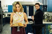 Karl (Bernhard Schir, r.) ist &uuml;berrascht, dass seine Frau den Fr&uuml;hst&uuml;ckstisch deckt. Katharina (Ann-Kathrin Kramer, l.) ahnt nicht, dass ihre Zwillingsschwester Maria und ihr Mann schon seit Jahren nicht mehr zusammen fr&uuml;hst&uuml;cken.